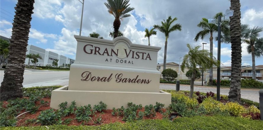 Кондоминиум с 2 спальнями в Дорал, Флорида № 1948642