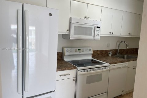 Купить кондоминиум в Дорал, Флорида 2 спальни, 98.48м2, № 1948642 - фото 12