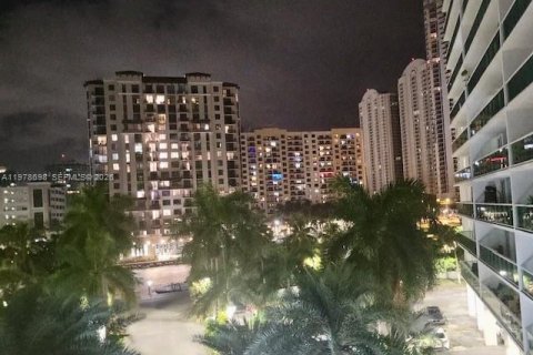 Condominio en venta en Sunny Isles Beach, Florida, 1 dormitorio, 92.07 m2 № 2044494 - foto 17