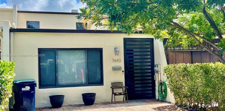 Townhouse in Miami, Florida 2 bedrooms, 118.91 sq.m. № 1790993