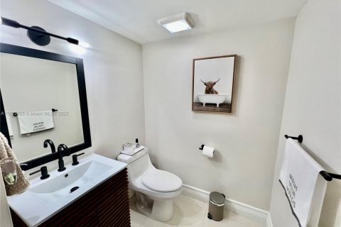 Townhouse in Miami, Florida 2 bedrooms, 118.91 sq.m. № 1790993 - photo 11