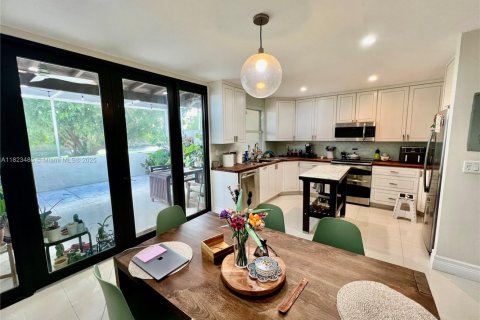 Townhouse in Miami, Florida 2 bedrooms, 118.91 sq.m. № 1790993 - photo 3