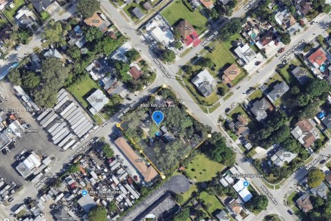 Propiedad comercial en venta en Miami, Florida № 1983429 - foto 1