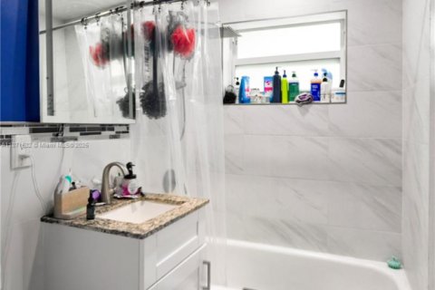 Casa en venta en Hollywood, Florida, 3 dormitorios, 109.44 m2 № 1926359 - foto 22