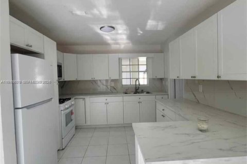 Casa en alquiler en Miami, Florida, 4 dormitorios, 216.09 m2 № 2054575 - foto 3