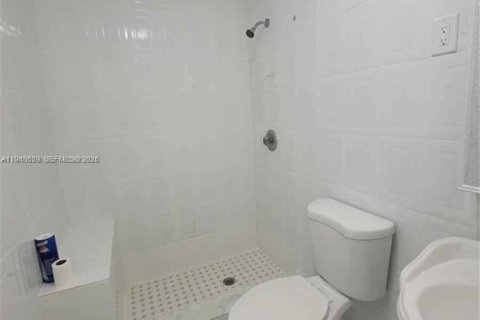 Casa en alquiler en Miami, Florida, 4 dormitorios, 216.09 m2 № 2054575 - foto 6