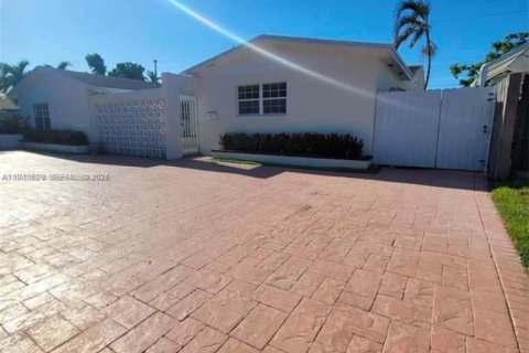 Casa en Miami, Florida 4 dormitorios, 216.09 m2 № 2054575