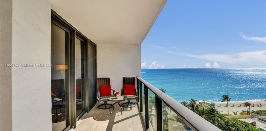 Condominio en Hollywood, Florida, 2 dormitorios  № 1963394