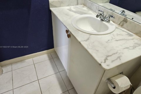 Condo in Aventura, Florida, 2 bedrooms № 1694157 - photo 1