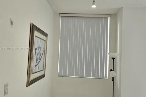 Condo in Aventura, Florida, 2 bedrooms № 1694157 - photo 11