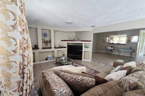 House in Deltona, Florida 3 bedrooms, 130.62 sq.m. № 1902507 - photo 12