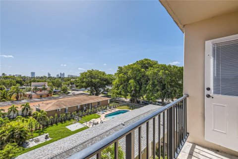 Condominio en venta en Hollywood, Florida, 2 dormitorios, 78.04 m2 № 1707281 - foto 11