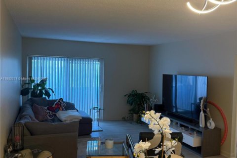 Condominio en alquiler en Sunny Isles Beach, Florida, 1 dormitorio, 65.5 m2 № 1954379 - foto 2