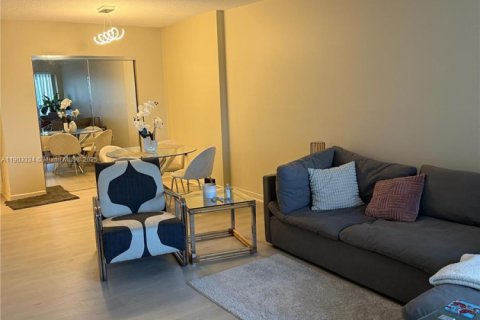 Condominio en alquiler en Sunny Isles Beach, Florida, 1 dormitorio, 65.5 m2 № 1954379 - foto 1