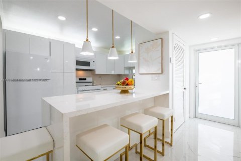 Condo in Pembroke Pines, Florida, 2 bedrooms  № 1937411 - photo 4