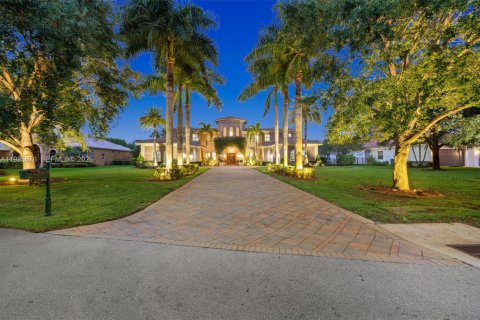House in Davie, Florida 6 bedrooms, 609.81 sq.m. № 2063644 - photo 6