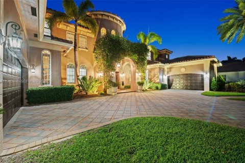 House in Davie, Florida 6 bedrooms, 609.81 sq.m. № 2063644 - photo 4