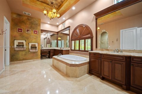 House in Davie, Florida 6 bedrooms, 609.81 sq.m. № 2063644 - photo 24
