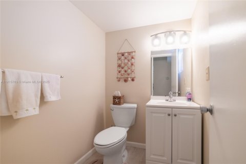 Condo in Dania Beach, Florida, 1 bedroom  № 1970759 - photo 14