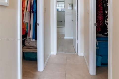 Condo in Dania Beach, Florida, 1 bedroom  № 1970759 - photo 13