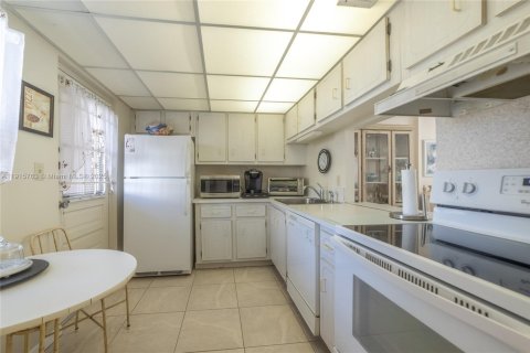 Condo in Dania Beach, Florida, 1 bedroom  № 1970759 - photo 4