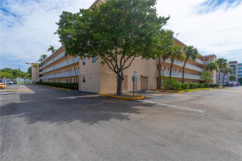 Condo in Dania Beach, Florida, 1 bedroom  № 1970759 - photo 15