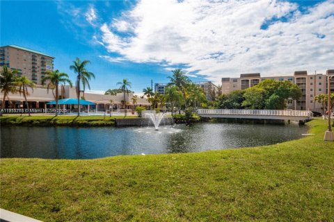 Condo in Dania Beach, Florida, 1 bedroom  № 1970759 - photo 2