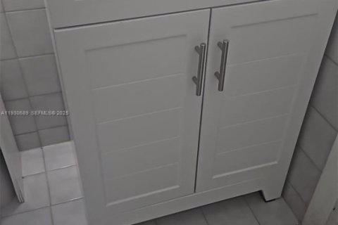 Villa ou maison à louer à North Miami, Floride: 2 chambres, 97.18 m2 № 1989274 - photo 1