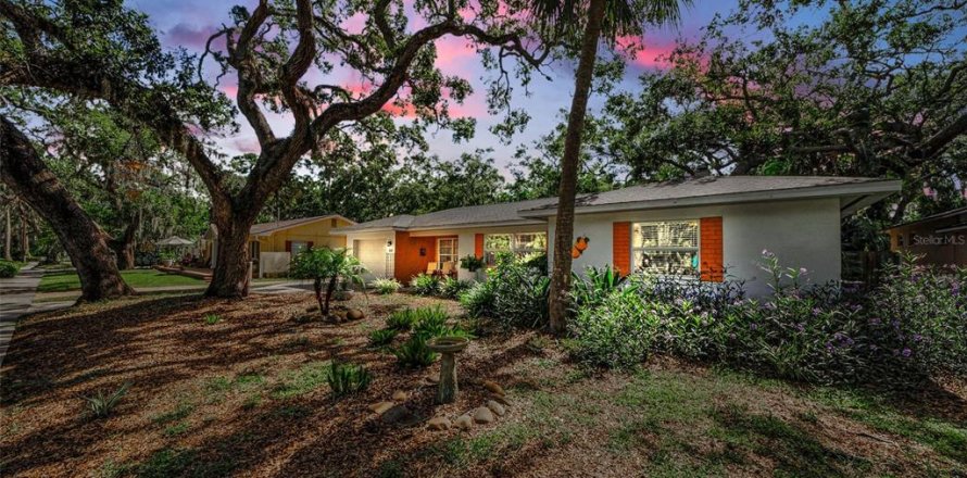 House in Dunedin, Florida 2 bedrooms, 105.72 sq.m. № 1840107