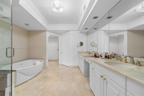 Condo in Aventura, Florida, 2 bedrooms  № 2012707 - photo 16