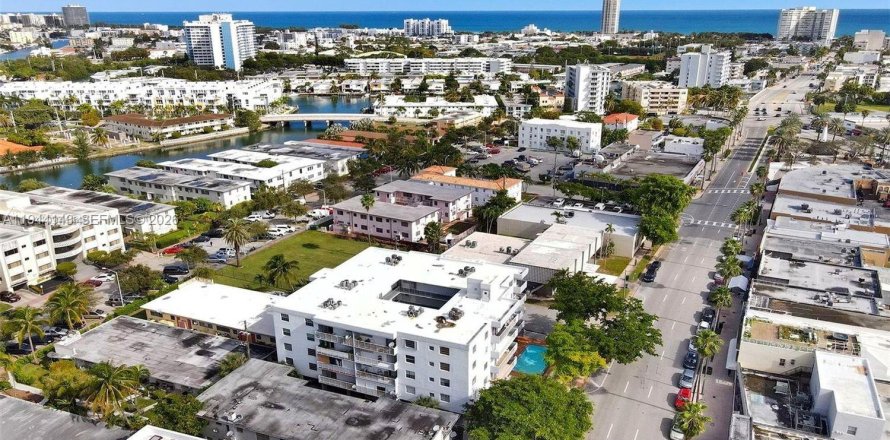 Condo in Miami Beach, Florida, 2 bedrooms № 2060110