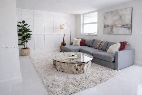 Condo in Miami Beach, Florida, 2 bedrooms № 2060110 - photo 2