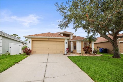 House in Saint Petersburg, Florida 3 bedrooms, 165.64 sq.m. № 1782781 - photo 3