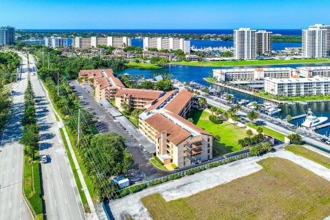 Condo in North Palm Beach, Florida, 2 bedrooms  № 1221590 - photo 1