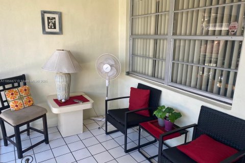 Снять в аренду кондоминиум в Халландейл-Бич, Флорида 1 спальня, 57.6м2, № 1931398 - фото 2