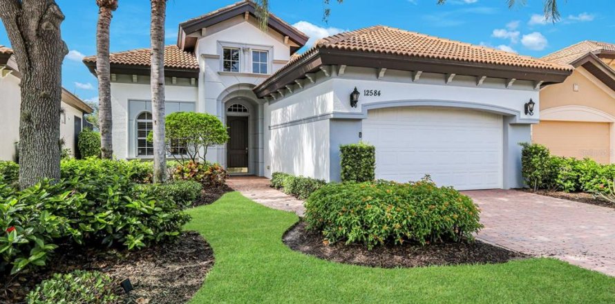 House in Estero, Florida 4 bedrooms, 183.48 sq.m. № 2238728