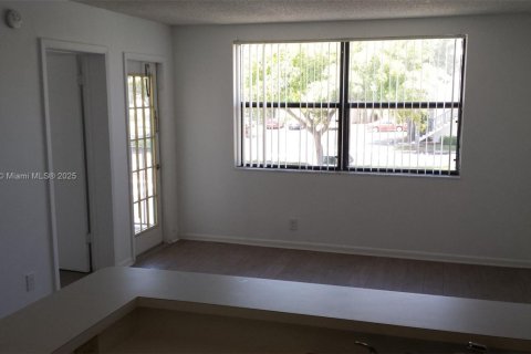 Condo in West Palm Beach, Florida, 1 bedroom  № 1929656 - photo 5