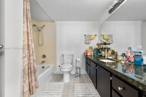 Condominio en venta en Hallandale Beach, Florida, 2 dormitorios, 130.06 m2 № 2008789 - foto 15