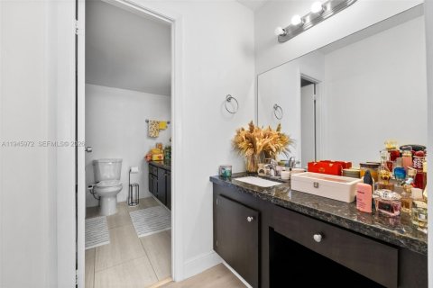 Condominio en venta en Hallandale Beach, Florida, 2 dormitorios, 130.06 m2 № 2008789 - foto 16