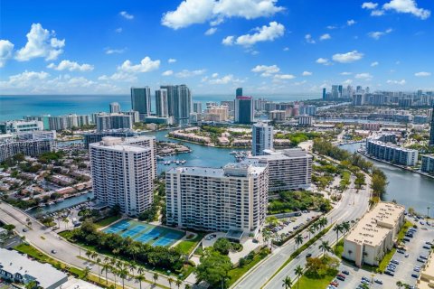Condominio en Hallandale Beach, Florida, 2 dormitorios  № 2008789