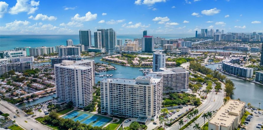 Condominio en Hallandale Beach, Florida, 2 dormitorios № 2008789