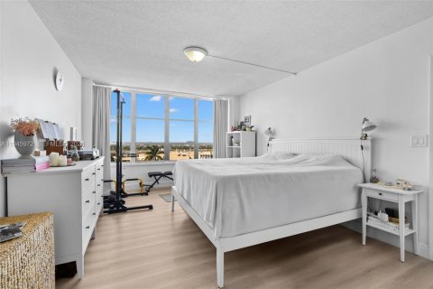 Condominio en venta en Hallandale Beach, Florida, 2 dormitorios, 130.06 m2 № 2008789 - foto 13