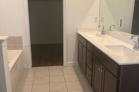 House in Homestead, Florida 4 bedrooms, 276.85 sq.m. № 2086556 - photo 6