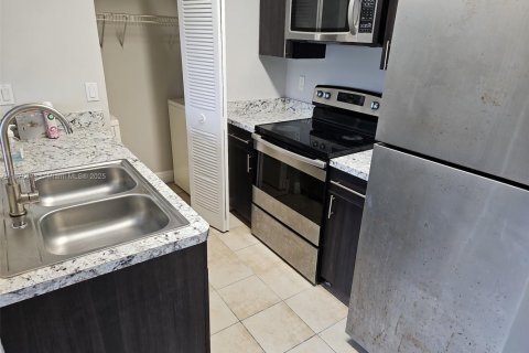 Condominio en alquiler en Pompano Beach, Florida, 1 dormitorio, 72.93 m2 № 1923654 - foto 1