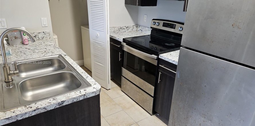 Condominio en Pompano Beach, Florida, 1 dormitorio  № 1923654