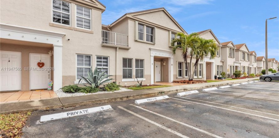 Adosado en Miami, Florida 3 dormitorios, 136.57 m2 № 2003662