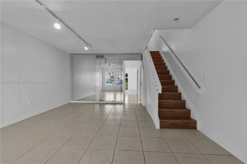 Adosado en alquiler en Miami, Florida, 3 dormitorios, 136.57 m2 № 2003662 - foto 8