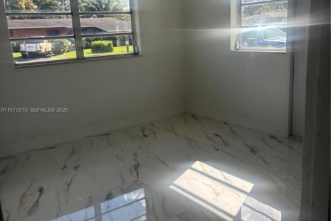 House in Miami Gardens, Florida 3 bedrooms, 146.97 sq.m. № 2043782 - photo 4