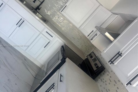 House in Miami Gardens, Florida 3 bedrooms, 146.97 sq.m. № 2043782