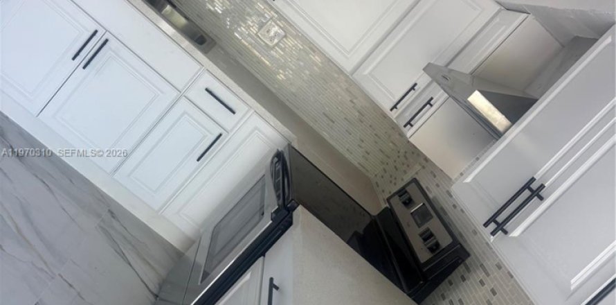 House in Miami Gardens, Florida 3 bedrooms, 146.97 sq.m. № 2043782